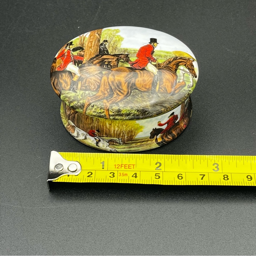 Vintage Newhall Staffordshire bone china trinket box featuring a hunting scene. - Picture 11 of 13
